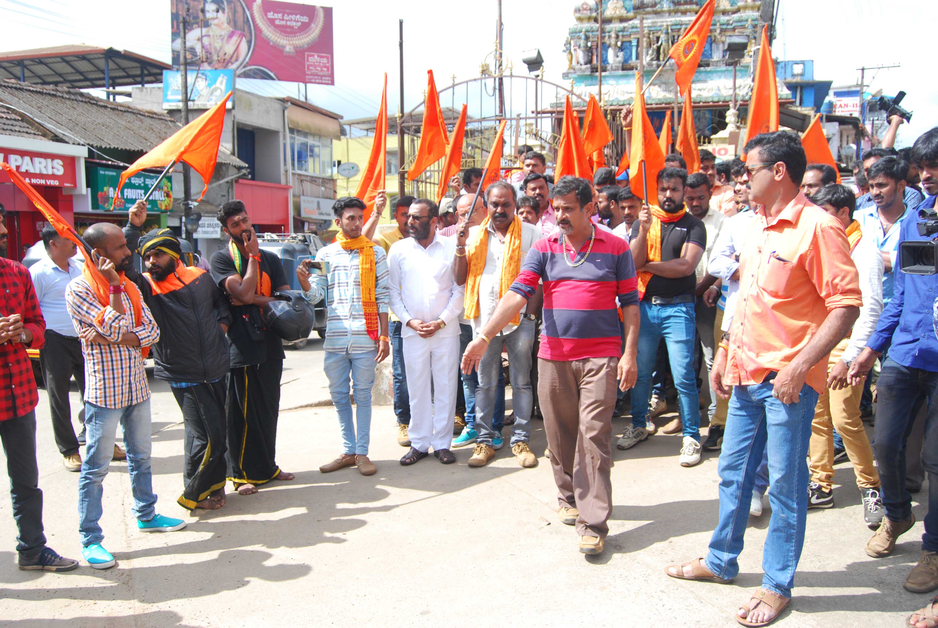 ಮಡಿಕೇರಿಯಲ್ಲಿ ಕರಾಳ ದಿನ, ವಿಜಯೋತ್ಸವ: ಸಮಯಪ್ರಜ್ಞೆ ಮೆರೆದ ಪೊಲೀಸರು